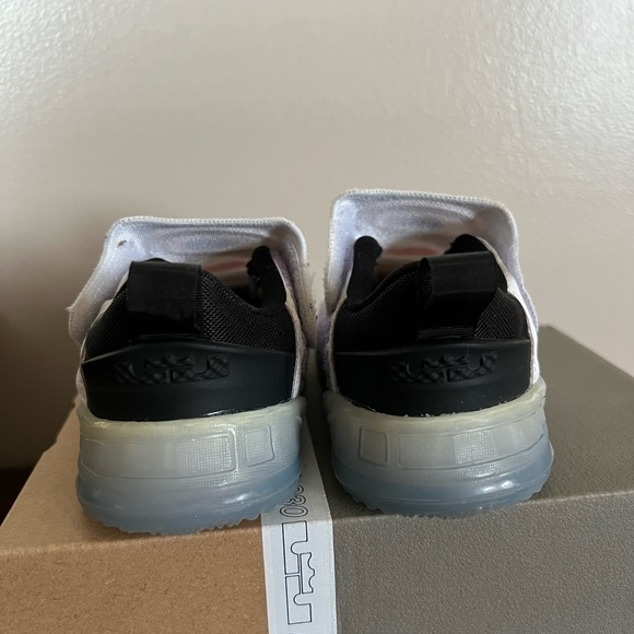 Nike LeBron XVIII size 6c - Picture 5 of 7